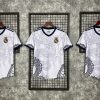Áo bóng đá họa tiết rồng màu trắng Real Madrid thanh lịch