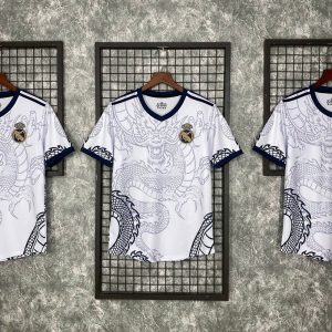 Áo bóng đá họa tiết rồng màu trắng Real Madrid thanh lịch